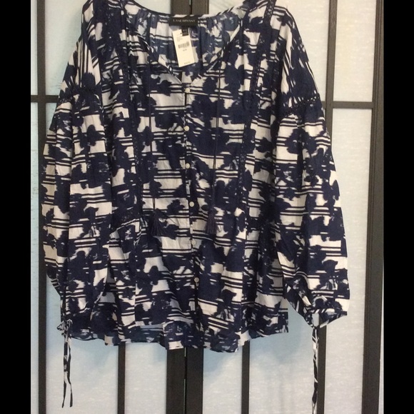 Beautiful navy n off white blouse - Picture 2 of 4