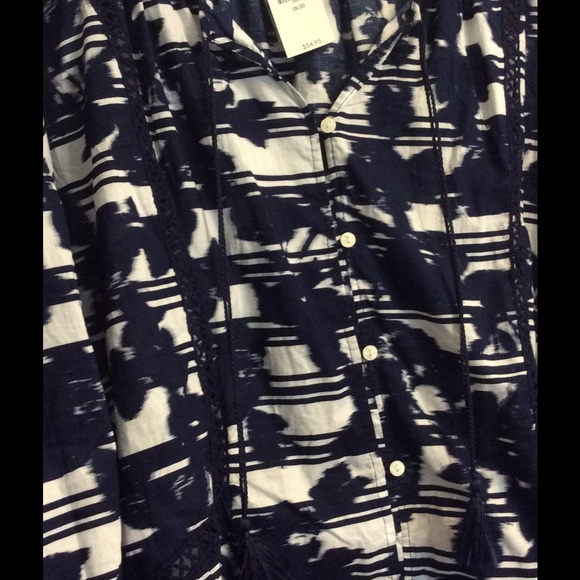 Beautiful navy n off white blouse - Picture 3 of 4