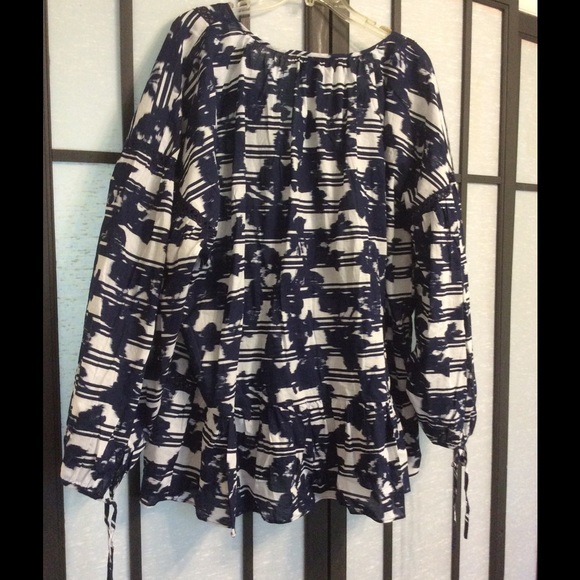 Beautiful navy n off white blouse - Picture 4 of 4