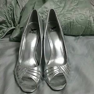 1hr sale! 🎉Silver Peep Toe Heels
