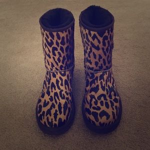 Like new Short leopard Uggs