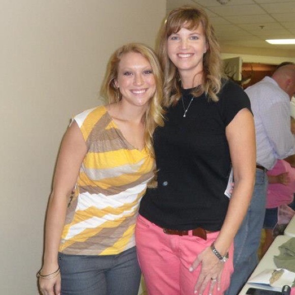 Short-sleeve scoop neck blouse - Picture 3 of 3