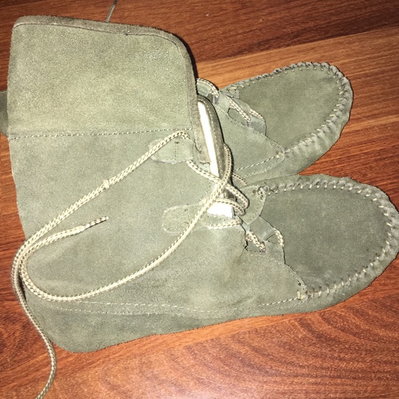 Minnetonka Green High Moccasins