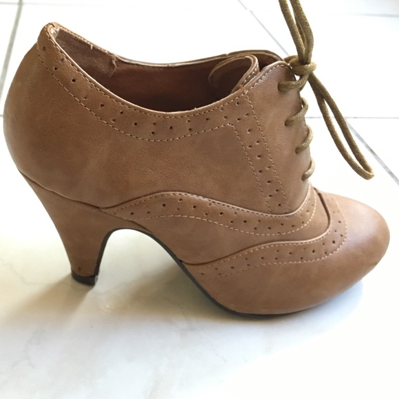 Beige Oxford style heels✨