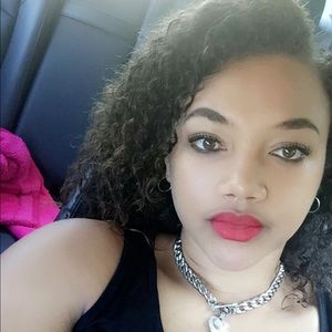 Meet your Posher, Alexia