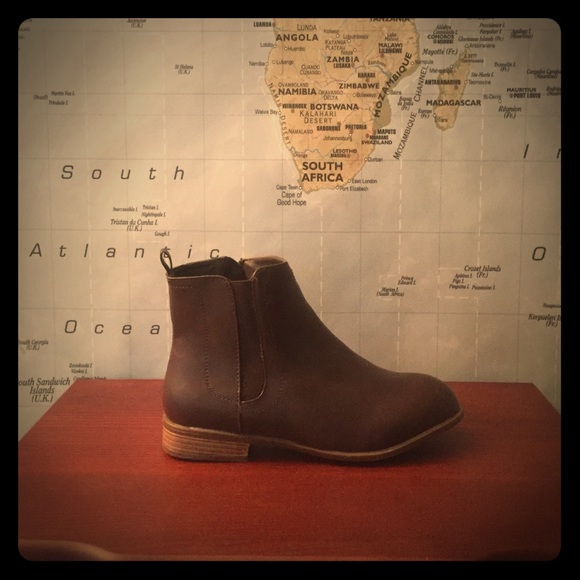 Brown leather ankle booties - Picture 1 of 4