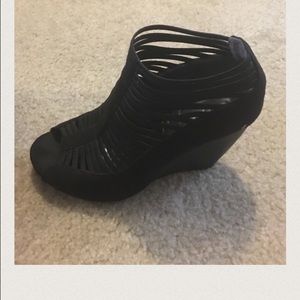 Mia black wedges