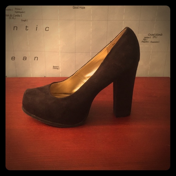 Black pumps