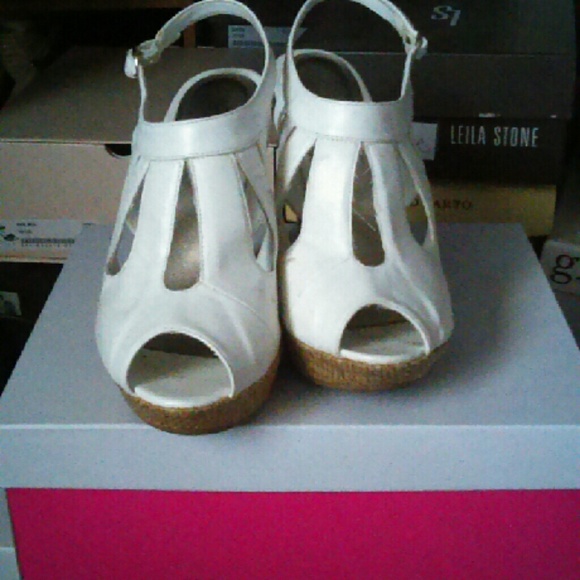White slit pumps