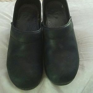 Dansko Clogs)