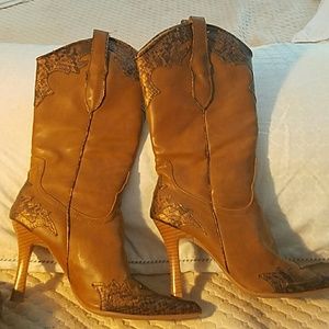 Stylish boots size 6.5