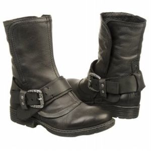 Report black leather motorcycle boot with buckle.
