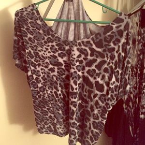 Scoop neck cheetah crop-t
