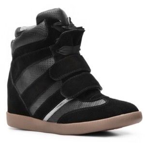 Report Black wedge tennis shoe