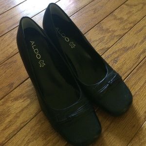 Aldo brand dress shoes - black.