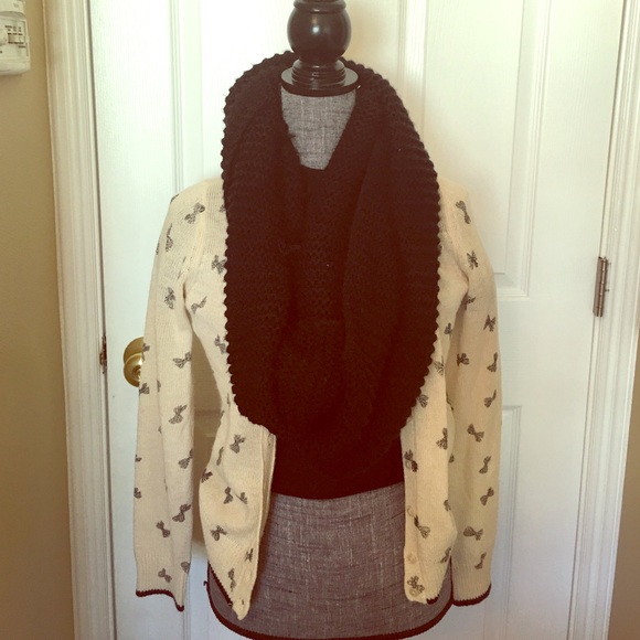 SMALL Cream colored sweater with black bows.