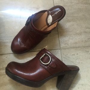 Nurture clogs. Fall ready size 8