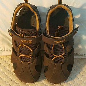 New Teva Shoes size 5 brown with velcro closure