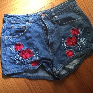 Free People Shorts - Embroidery floral roses Jean shorts 10 H&M Free People Shorts - Embroidery floral roses Jean shorts 10 H&M