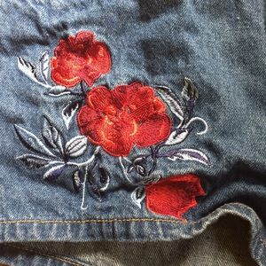 Free People Shorts - Embroidery floral roses Jean shorts 10 H&M Free People Shorts - Embroidery floral roses Jean shorts 10 H&M