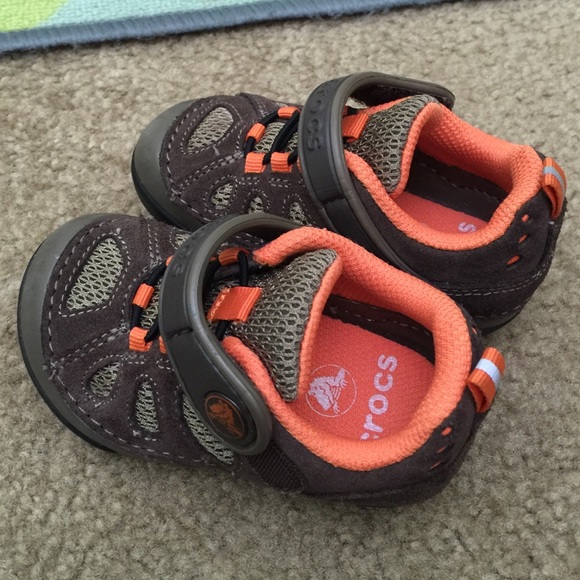 Baby crocs show size 6
