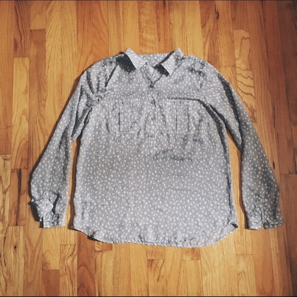 LOFT Popover Blouse in Light Gray Heart Print - Picture 4 of 4
