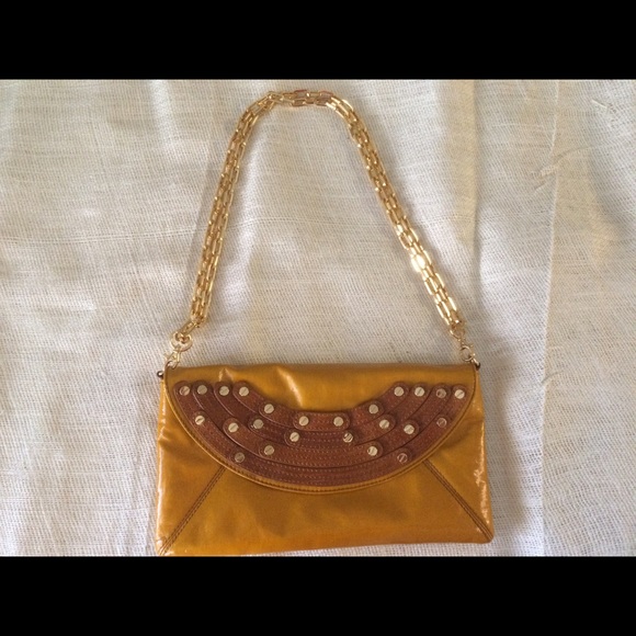 Tory burch fold over magnetic closure. - Picture 1 of 4
