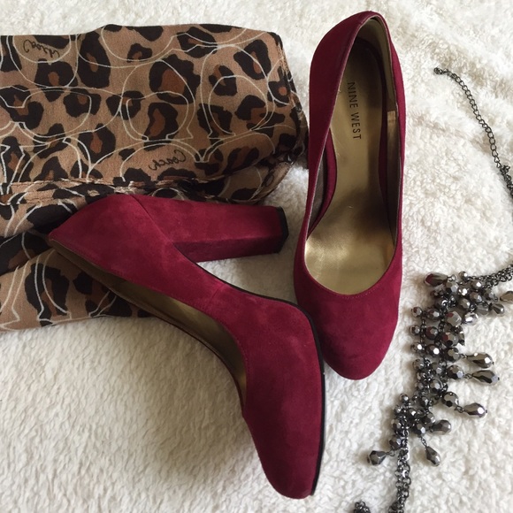 SOLD! 🌟Host Pick!🌟 Nine West Suede Pumps - Picture 2 of 4
