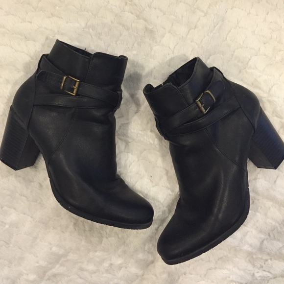 Kenneth Cole reaction bucked black booties