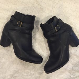 Kenneth Cole reaction bucked black booties