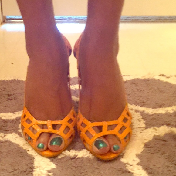 BCBG. Lattice work heels.