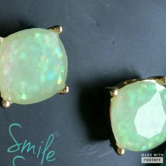 MINT GREEN/GOLD TONE SPARKLE EARRINGS-NWOT - Picture 2 of 4