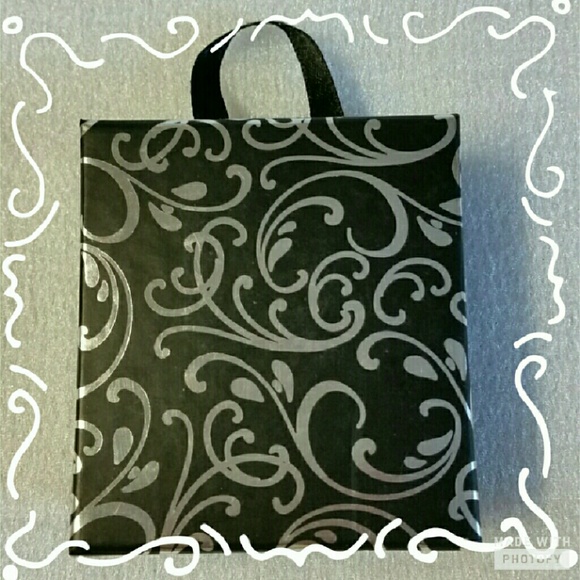 MINT GREEN/GOLD TONE SPARKLE EARRINGS-NWOT - Picture 3 of 4