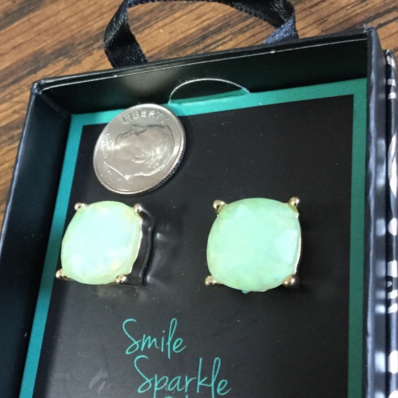 MINT GREEN/GOLD TONE SPARKLE EARRINGS-NWOT - Picture 4 of 4