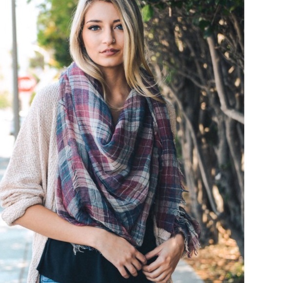 ❕1 LEFT❕⭐️HP⭐ Faded & Frayed Plaid Scarf - Picture 3 of 3