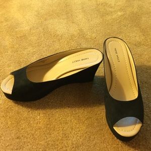 Nine West slip on wedges in black. 9m