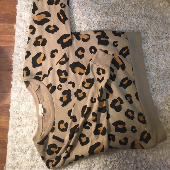 Cropped leopard sweatshirt. F21.