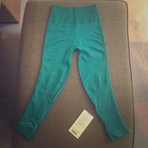 Lululemon NWT Zone In Crop Size 6 Forage Teal