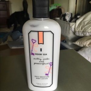 Victoria's Secret Room 504 body lotion