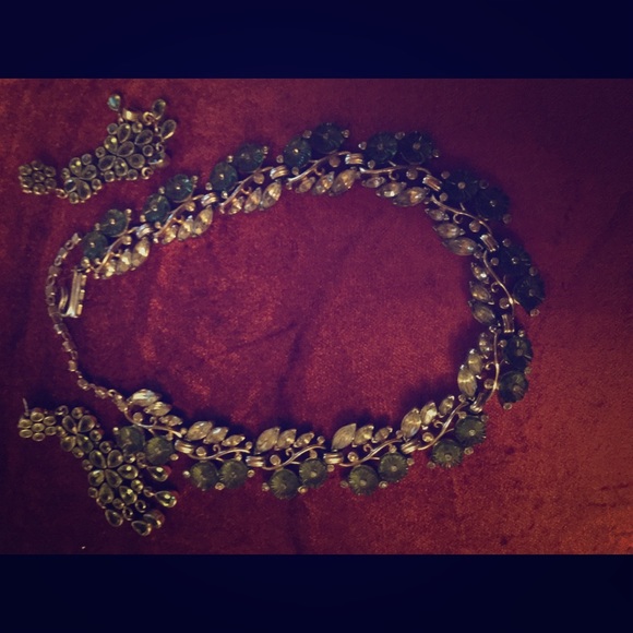 Vintage Green gem necklace w/earrings