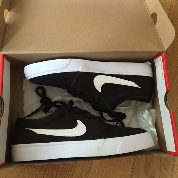 Nike Mens Toki Low size 9. New in box
