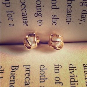 Pearl and 14k gold earring