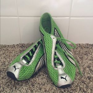 Lightweight Puma tennis shoes