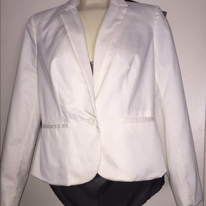 Adorable fitted white blazer