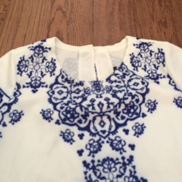 Trendy two piece crop top and short size small - Picture 2 of 3