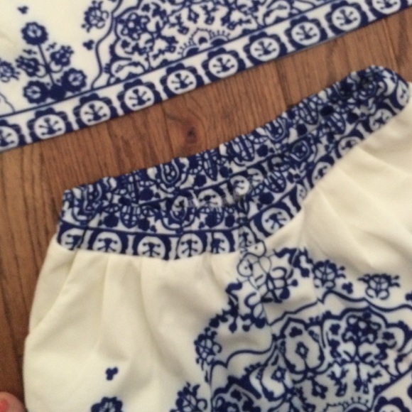 Trendy two piece crop top and short size small - Picture 3 of 3