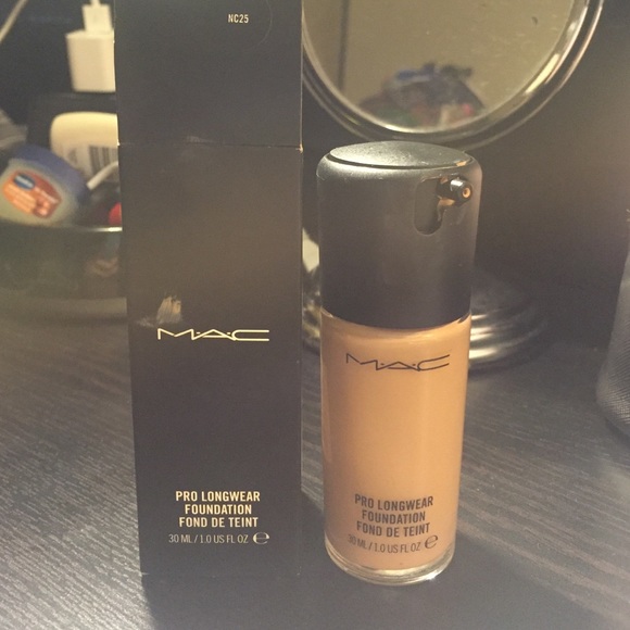 Mac Pro Longwear Foundation in NC25