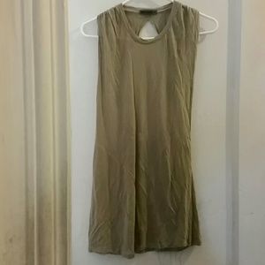 Long Sleeveless tee w/ open back twisted