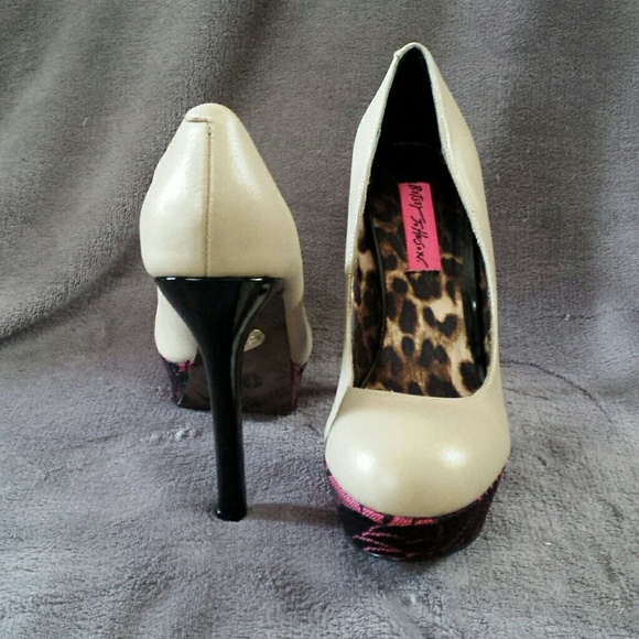 ⏳️CLEARANCE- Betsy Johnson,  Dareah, Brand new!! - Picture 3 of 3