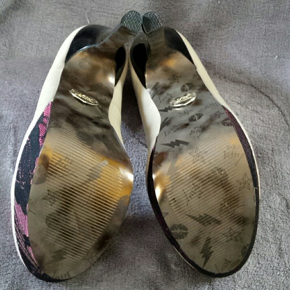 ⏳️CLEARANCE- Betsy Johnson,  Dareah, Brand new!! - Picture 2 of 3